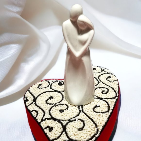 Loving Couple Ivory White Ceramic Figurine Wedding Favor Cake Topper Centerpiece - Picture 2 of 7